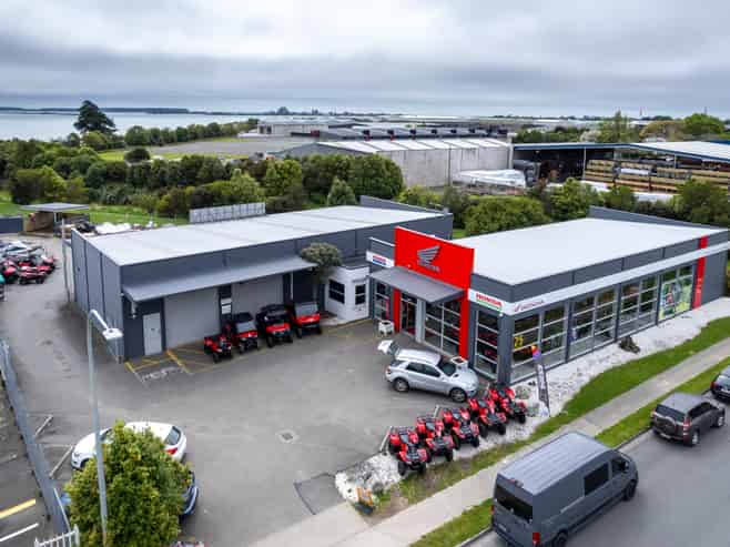 A GRADE SHOWROOM / WAREHOUSE FOR LEASE