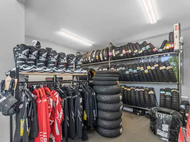 A GRADE SHOWROOM / WAREHOUSE FOR LEASE
