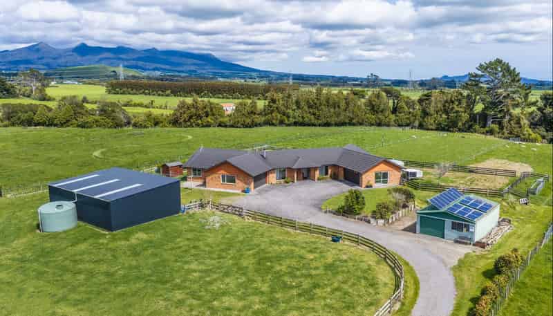 1484 Egmont Road, Egmont Village