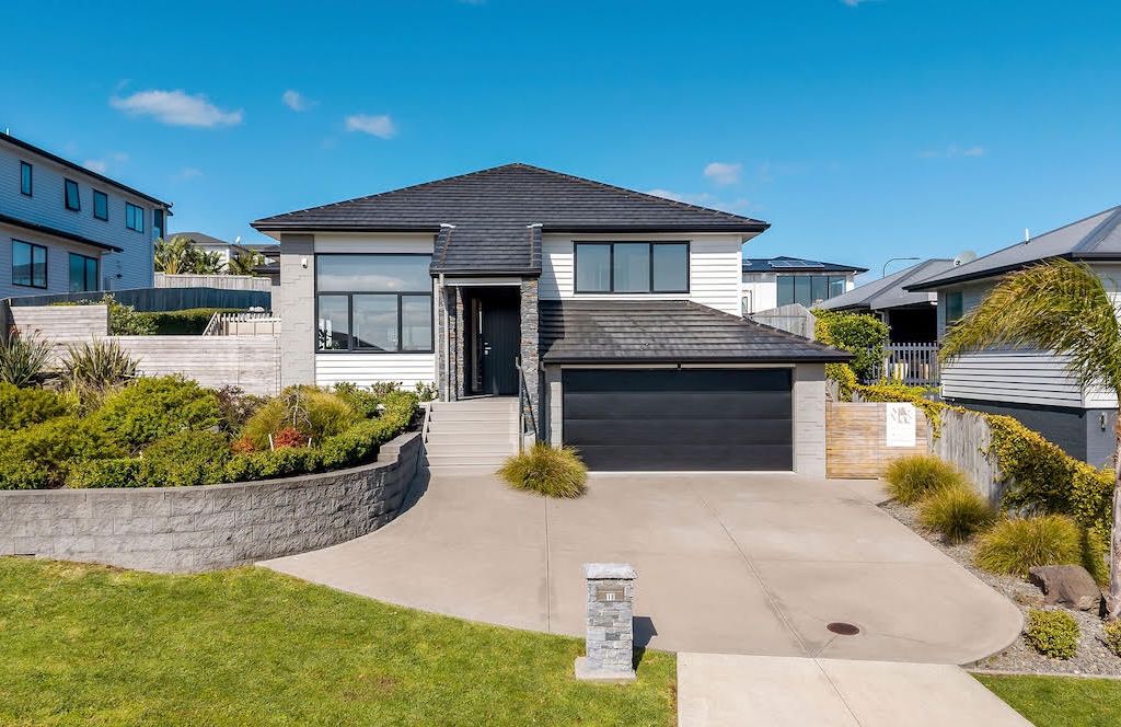 Beachlands, Exceptional Home - 5 Bedrooms 2