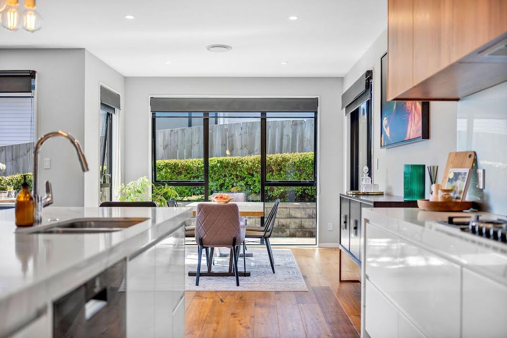 Beachlands, Exceptional Home - 5 Bedrooms 4
