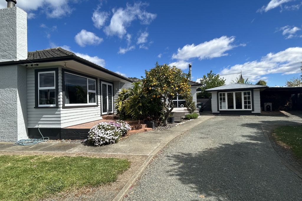 Fantastic Large Family Home In Richmond 1