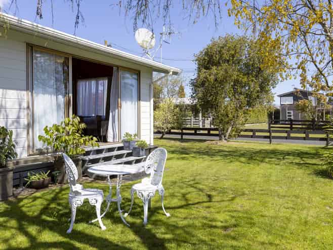 1 and 2/8  Charles Crescent, Rainbow Point