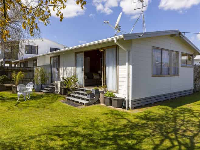 1 and 2/8  Charles Crescent, Rainbow Point