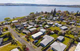 1 and 2/8  Charles Crescent, Rainbow Point