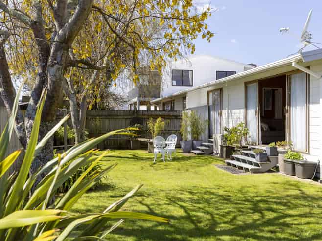 1 and 2/8  Charles Crescent, Rainbow Point