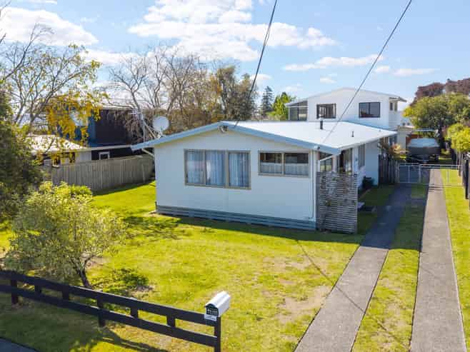 1 and 2/8  Charles Crescent, Rainbow Point