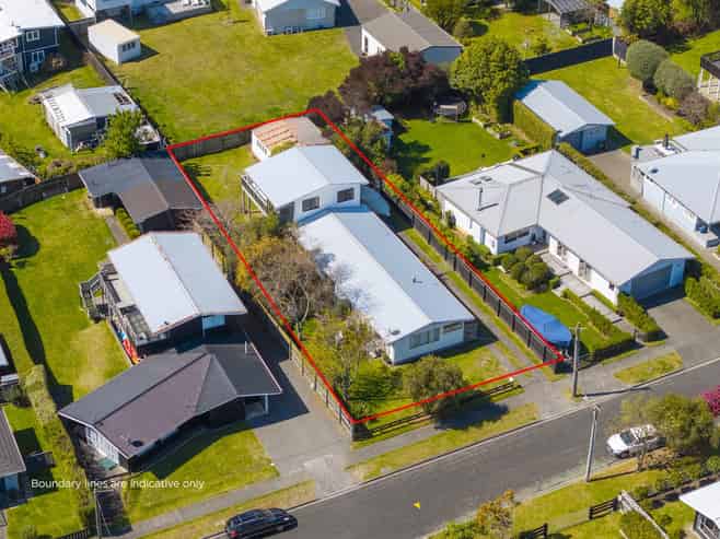 1 and 2/8  Charles Crescent, Rainbow Point