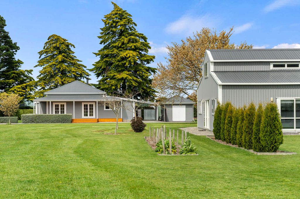 A COUNTRY LIFESTYLE WITH POTENTIAL 1