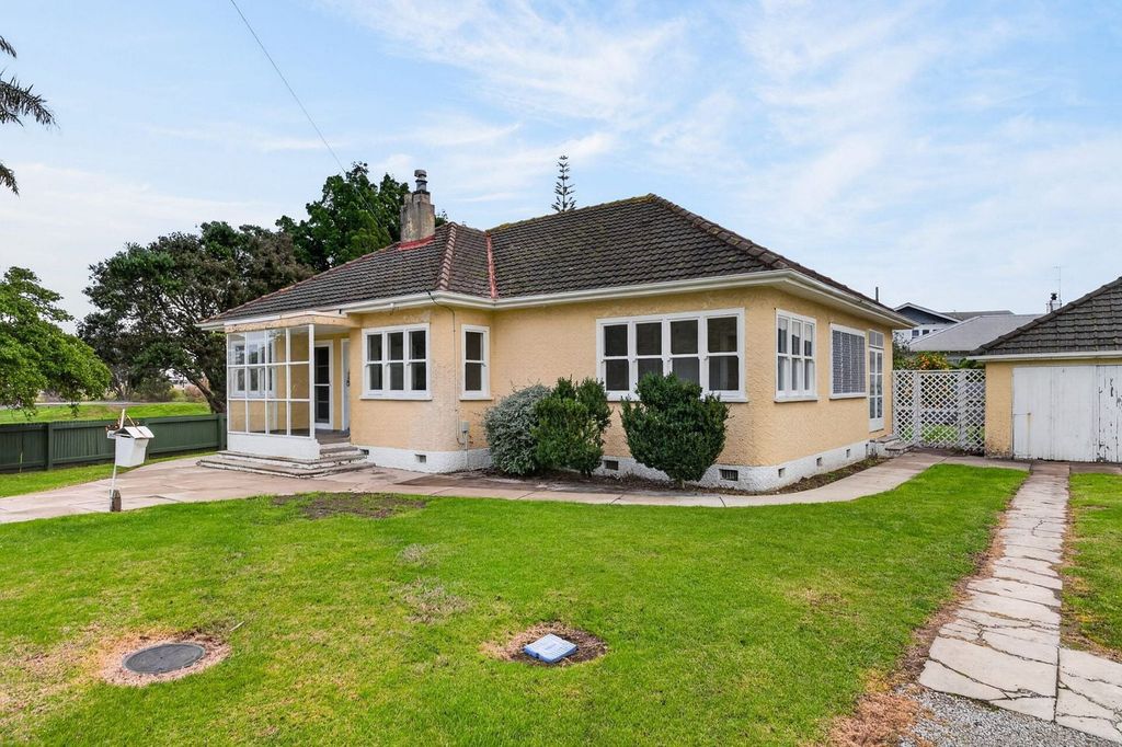 Ideal location - near beach, town and park 4