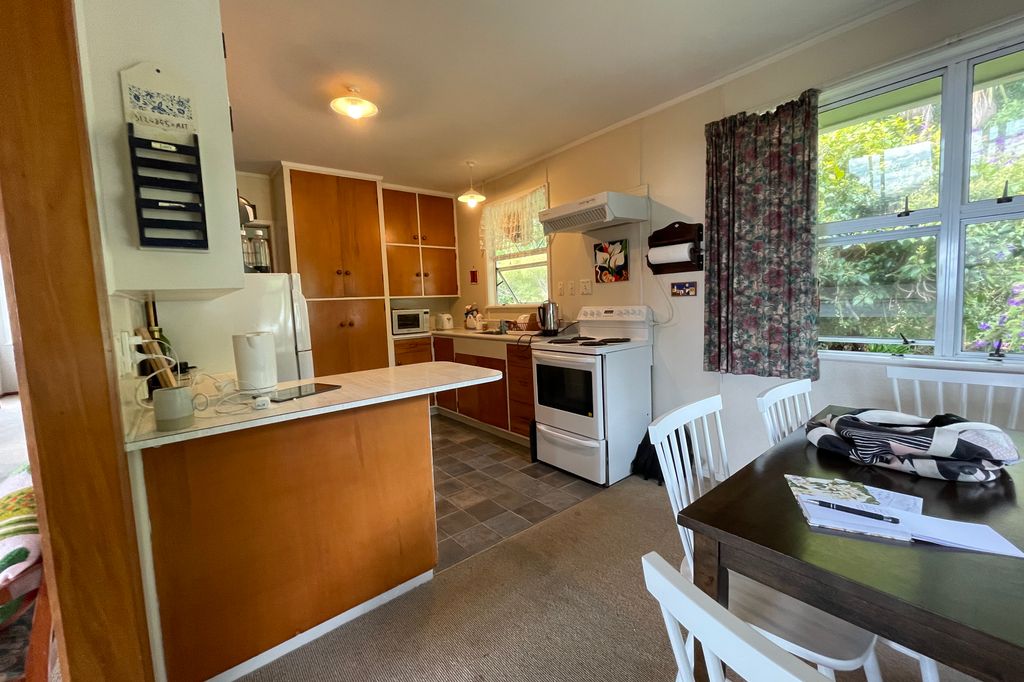 Fully furnished on West End! 3