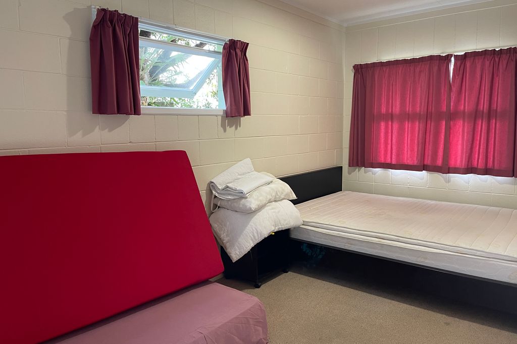 Fully furnished on West End! 5