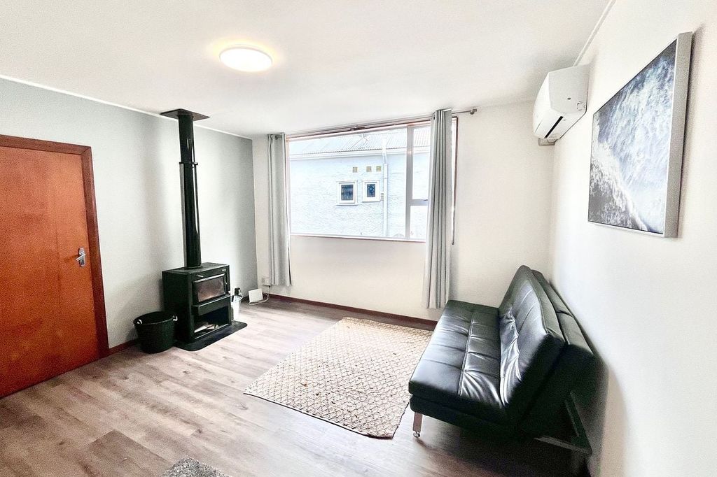 Large 1 bedroom House in walking distance to town 5