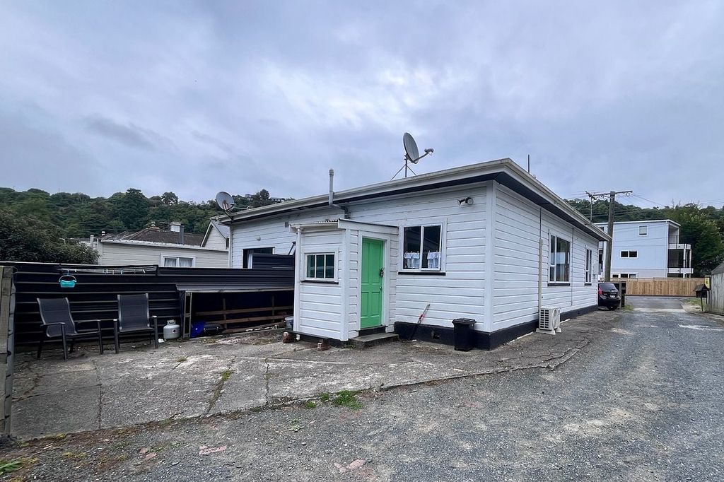 Large 1 bedroom House in walking distance to town 1