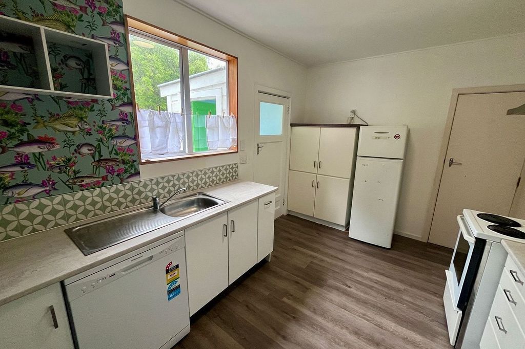 Large 1 bedroom House in walking distance to town 3