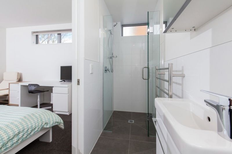 FULLY FURNISHED BEDSIT - BRILLIANT LOCATION! UNLIMITED WIFI 3