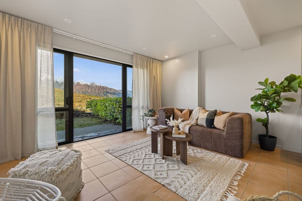One bedroom unit with stunning views 4