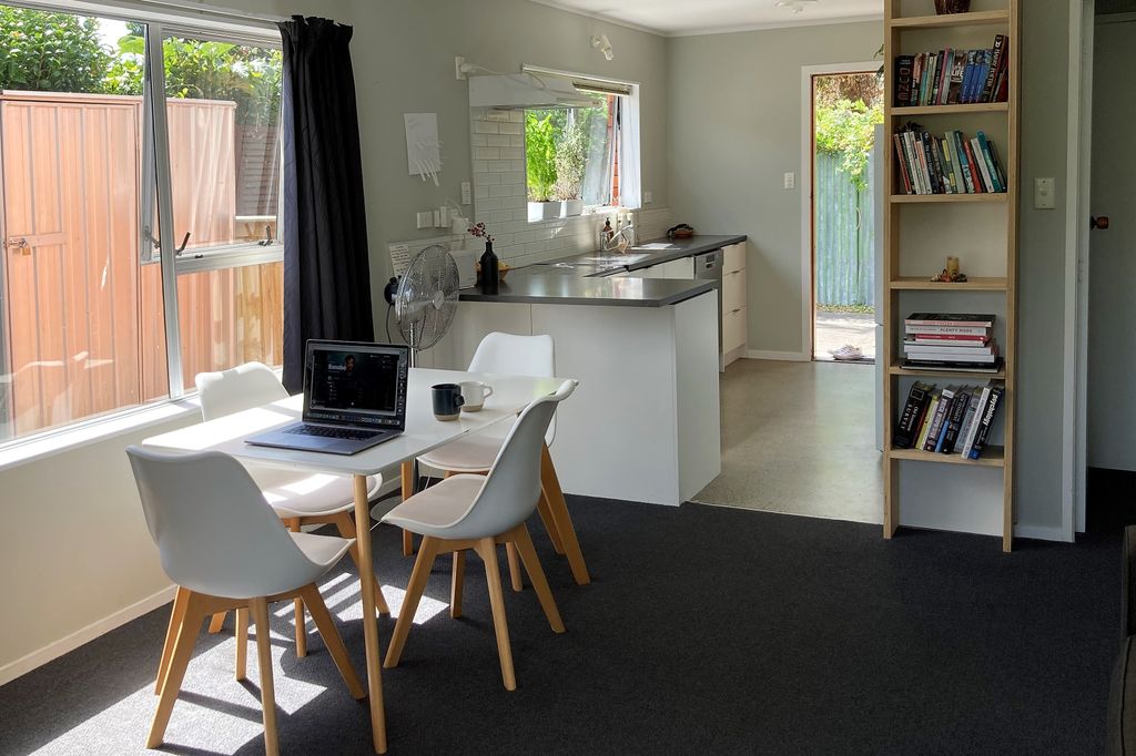 Two bedroom home in Hamilton East 4