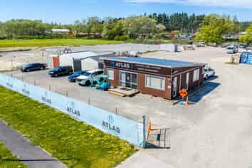 Large Contractors Yard + Tidy offices 