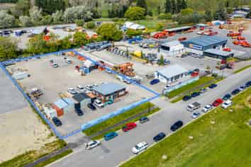 Large Contractors Yard + Tidy offices 