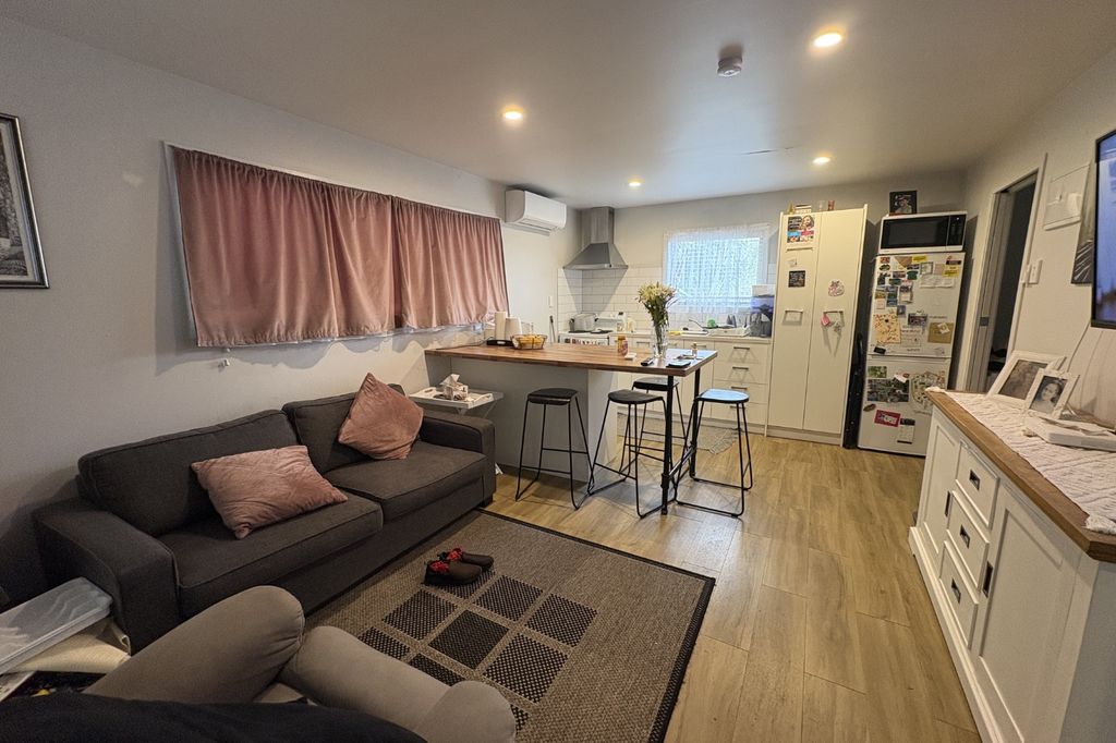 Tidy 1 Bedroom, 1 Bathroom Home Available 5