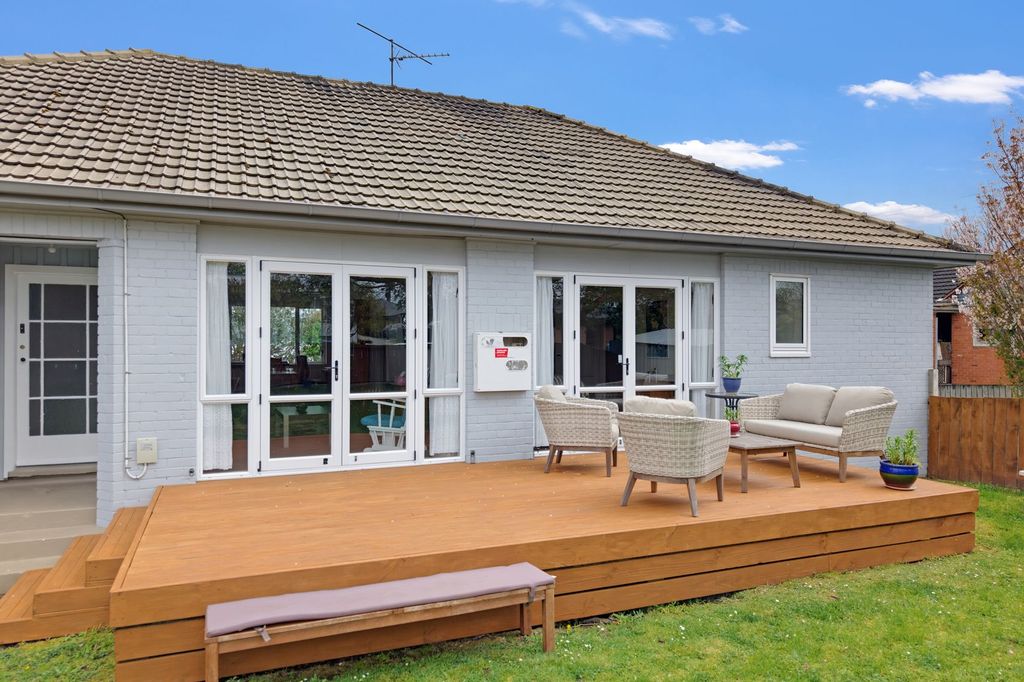 Sunlit Living with a Deck to Enjoy 4