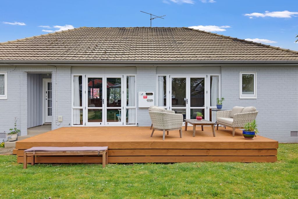 Sunlit Living with a Deck to Enjoy 5