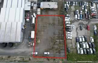 1,000M² STORAGE YARD WITH SH20 EXPOSURE
