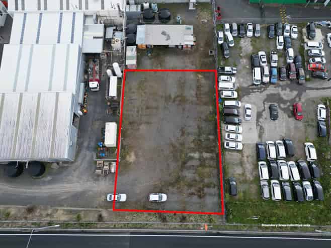 1,000M² STORAGE YARD WITH SH20 EXPOSURE
