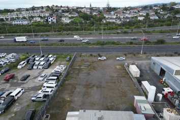 1,000M² STORAGE YARD WITH SH20 EXPOSURE
