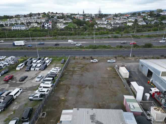 1,000M² STORAGE YARD WITH SH20 EXPOSURE
