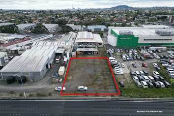 1,000M² STORAGE YARD WITH SH20 EXPOSURE
