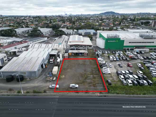 1,000M² STORAGE YARD WITH SH20 EXPOSURE

