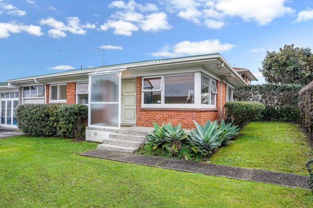 Convenient Takapuna Living – Close to Everything! 1