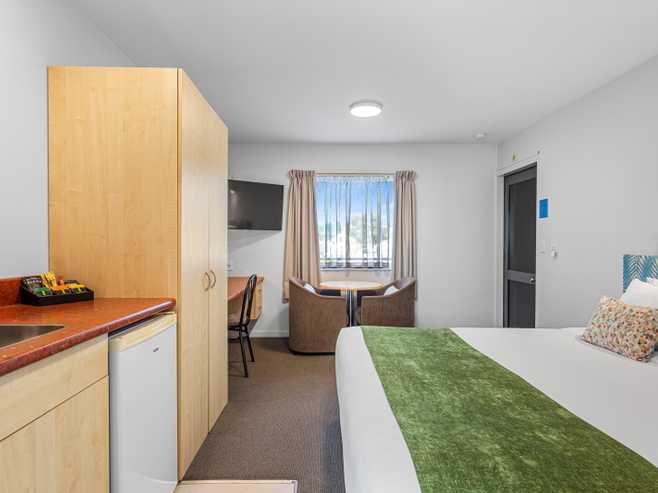 Qualmark 4 Star Gold motel in Tāhunanui – 18 units