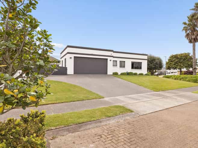 76 Palm Beach Boulevard, Papamoa Beach