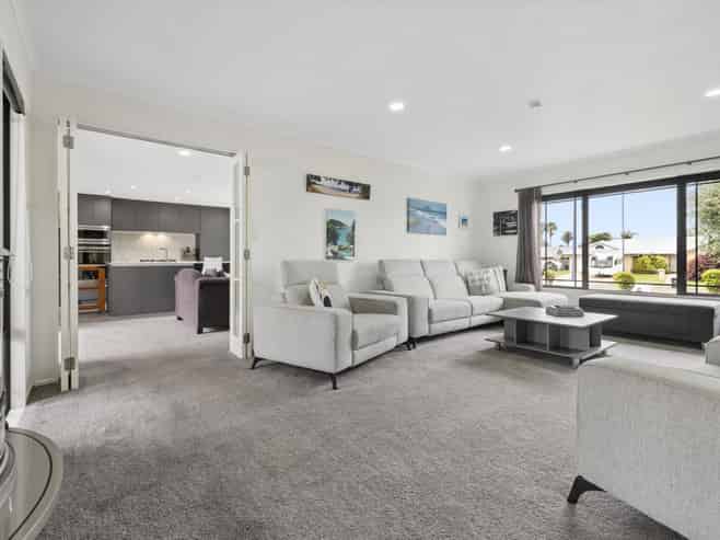 76 Palm Beach Boulevard, Papamoa Beach