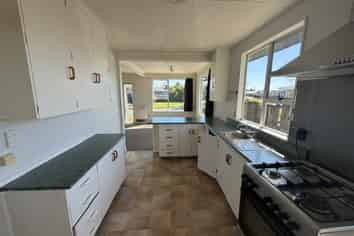 39  Robinson Crescent , Westbrook
