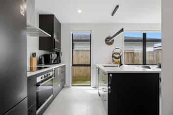 12 Hinaki Street, Poike