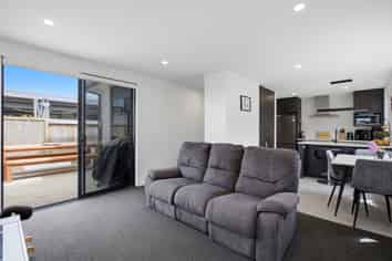 12 Hinaki Street, Poike