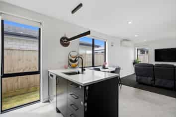 12 Hinaki Street, Poike