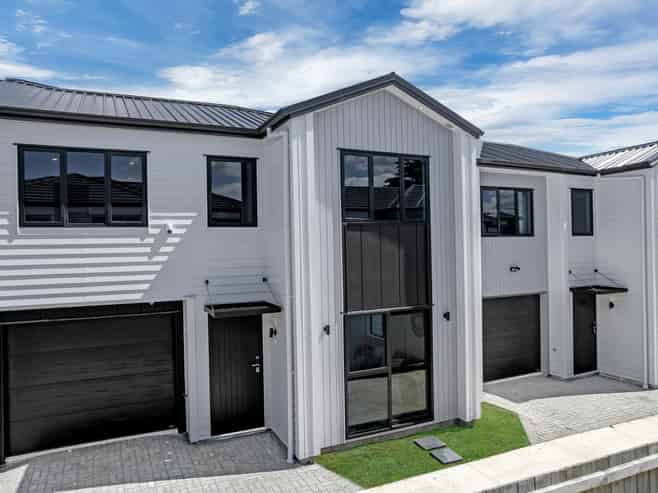 8C Gardiner Grove, Mangere East