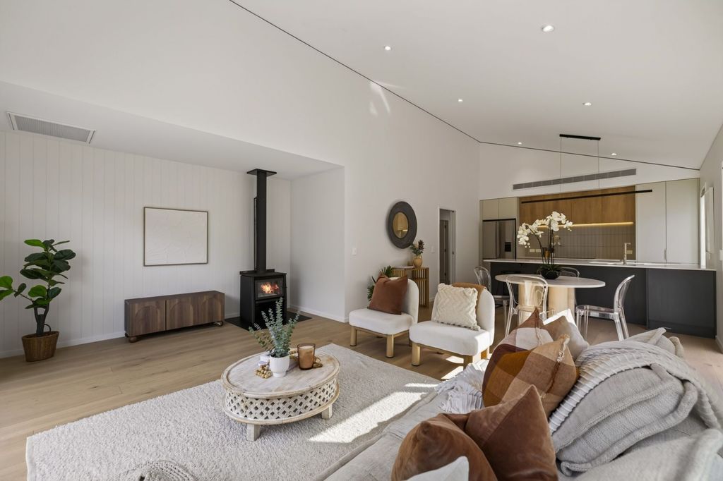 Mountain views and flexible living 5