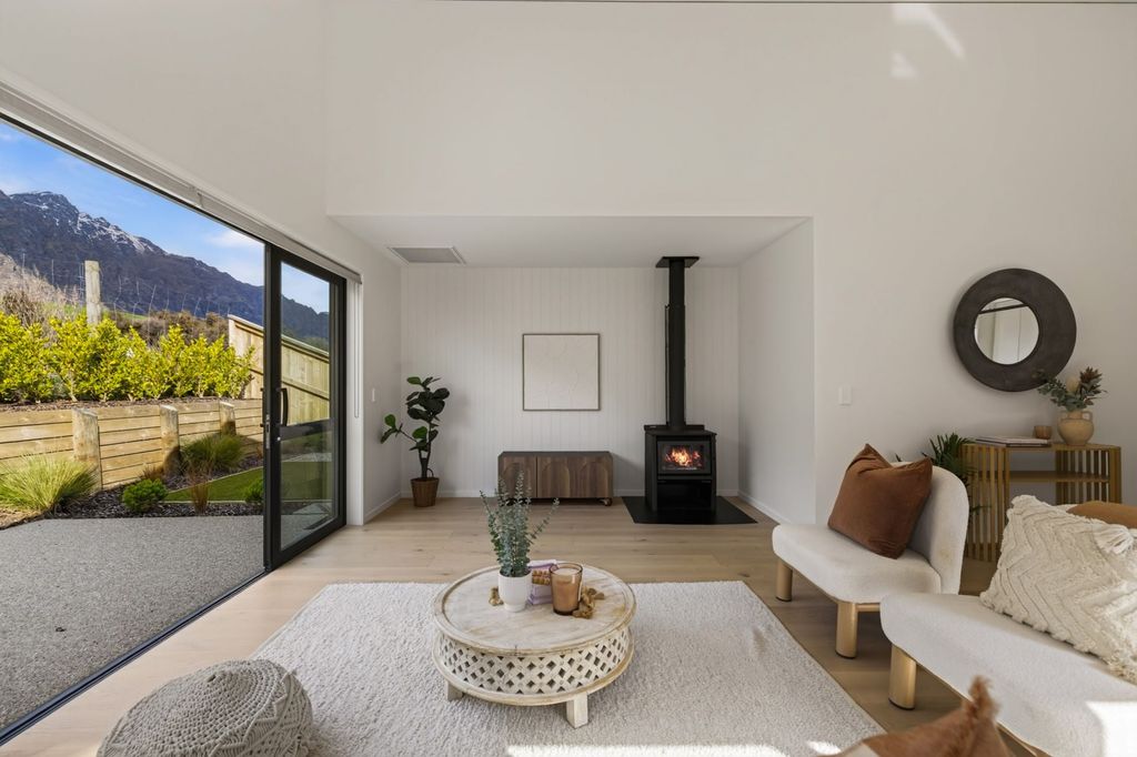 Mountain views and flexible living 4
