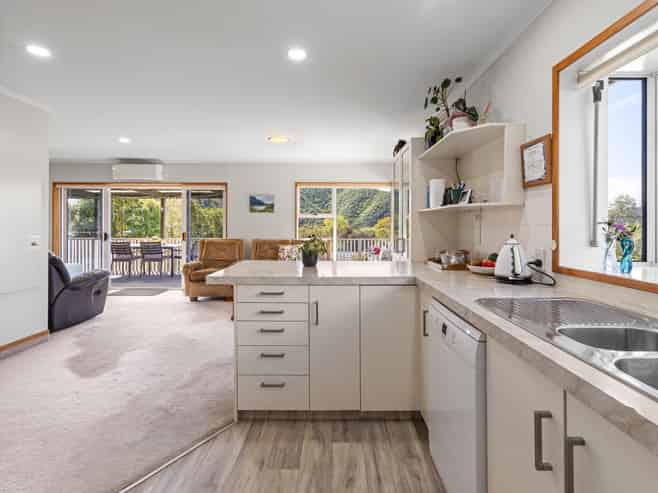 5 Moana View Road, Waikawa