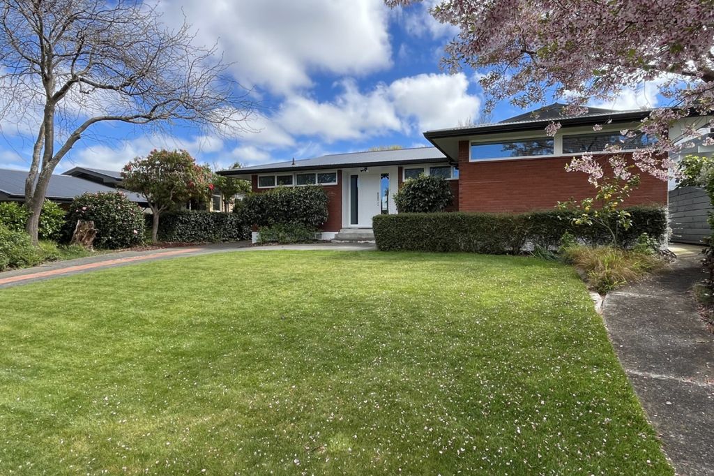 FOUR BEDROOMS - HOKOWHITU 1