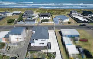 17 Marine Parade, Foxton Beach