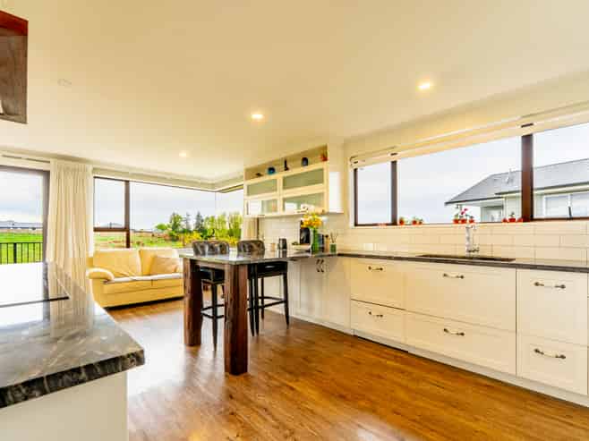 25 Dampier Street, Oceanview