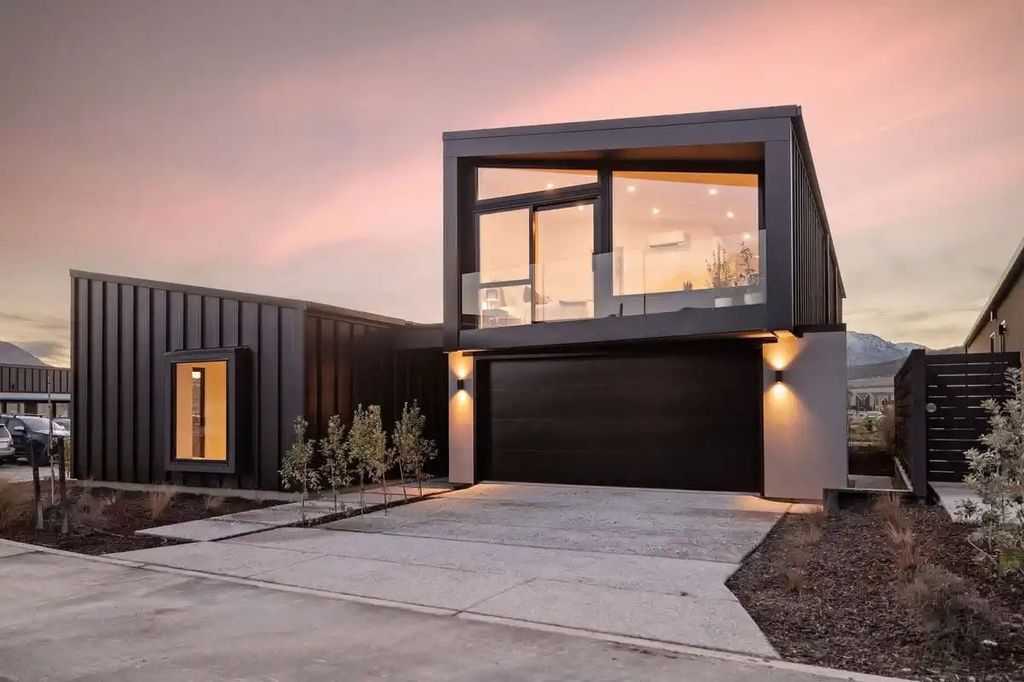 Luxury Living | 4 Bedrooms + Media 1