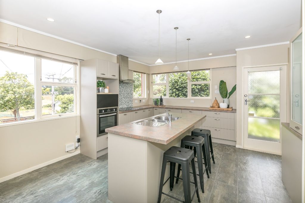 Large family home on Acacia! 3